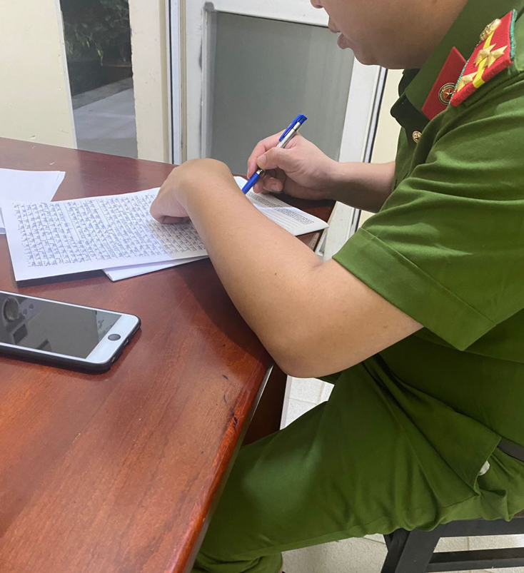 Công an tiếp nhận thông tin người dân đến tố cáo các trang web lừa đảo.
