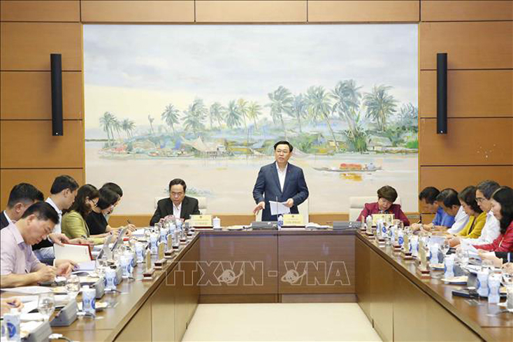 Sáng 26-4-2021, tại Nhà Quốc hội, Chủ tịch Quốc hội Vương Đình Huệ chủ trì buổi làm việc với Thường trực Ủy ban Về các vấn đề xã hội của Quốc hội.