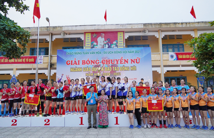 Ban tổ chức trao cúp, cờ, tiền thưởng và huy chương cho các đội đoạt giải nhất, nhì, ba hạng các đội mạnh.