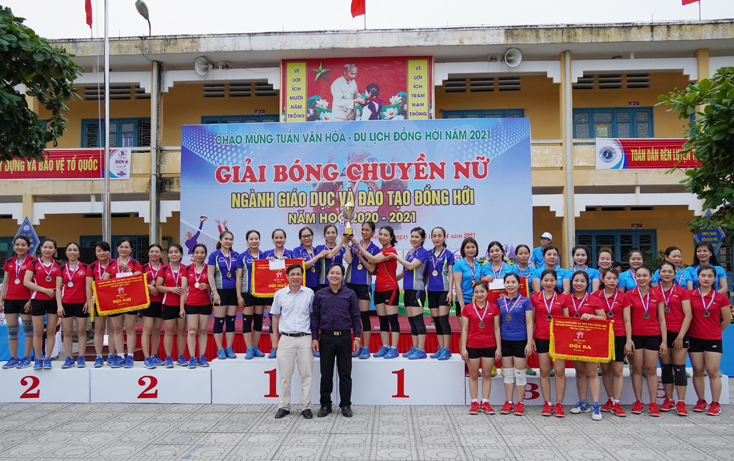 Ban tổ chức trao cúp, cờ, tiền thưởng và huy chương cho các đội đoạt giải nhất, nhì, ba hạng A.