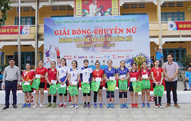 Ban tổ chức trao thưởng cho các cầu thủ đoạt các giải phụ.