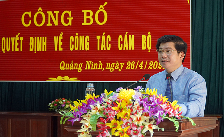 Đồng chí Trưởng ban Tổ chức Tỉnh ủy Trần Vũ Khiêm công bố các quyết định.