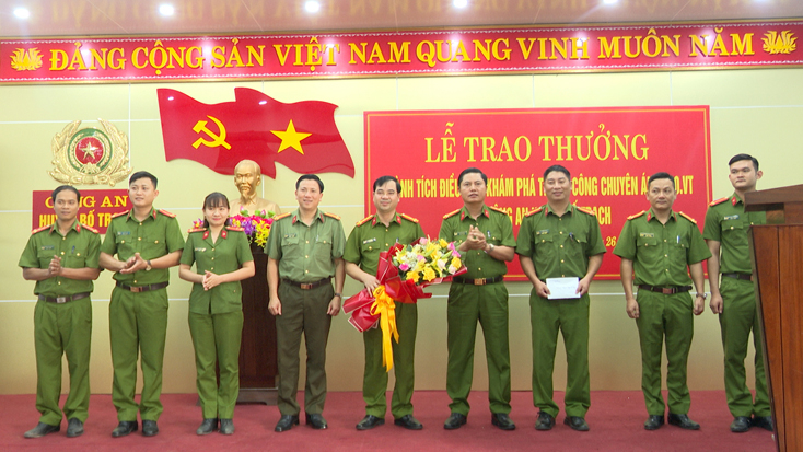 Lãnh đạo Công an tỉnh trao thưởng cho Ban chuyên án.