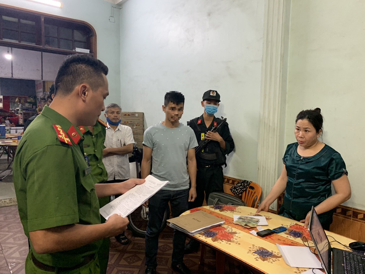 Lực lượng Công an khám xét nơi ở của đối tượng Nguyễn Thị Hường. 