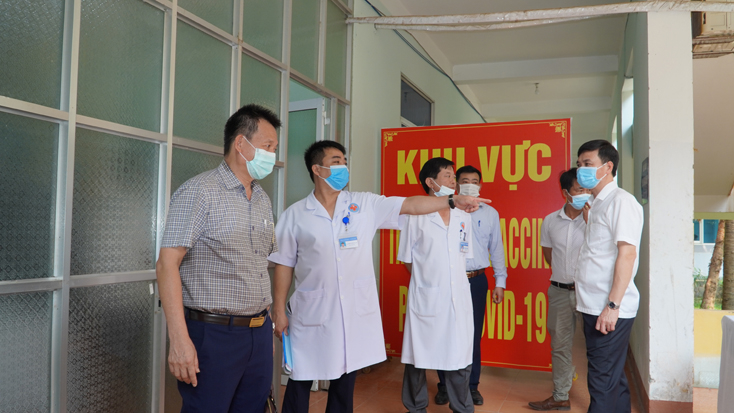 Đoàn công tác Sở Y tế kiểm tra tại vị tri tiếp đón khám sàng lọc.