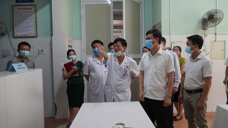 Đoàn kiểm tra tại khu vực tiêm chủng.