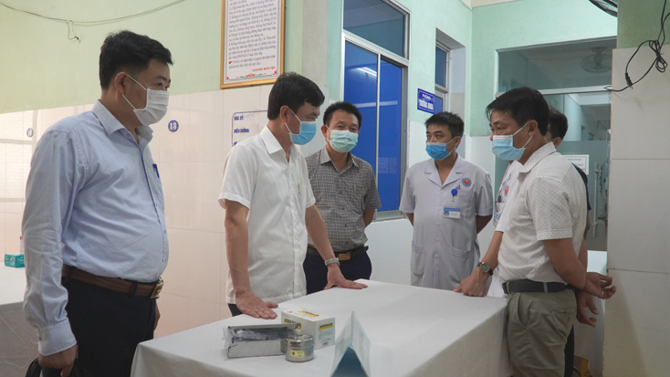 Giám đốc Sở Y tế Nguyễn Đức Cường đánh giá cao công tác chuẩn bị tại điểm tiêm chủng Covid-19 Bệnh viện đa khoa TP. Đồng Hới.