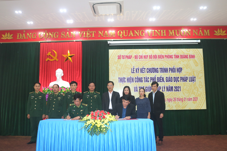 Lễ ký kết về chương trình phối hợp thực hiện công tác PBGDPL và TGPL giữa Sở Tư pháp và Bộ chỉ huy Bộ đội Biên phòng tỉnh.