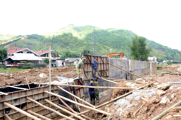 Công trình kè phòng, chống lũ, ngăn chặn sạt lở hai bên bờ suối suối Muội, thị trấn Thuận Châu, huyện Thuận Châu (Sơn La). Ảnh: Quang Quyết/TTXVN