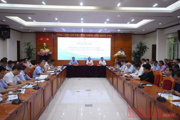 Hội nghị triển khai các giải pháp phát triển chăn nuôi và thủy sản trong tình hình mới ngày 26-4.