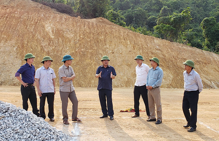 Đồng chí Phó Chủ tịch Thường trực UBND tỉnh đề nghị chính quyền địa phương tích cự giám sát, đôn đốc, bảo đảm tiến độ thi công công trình.