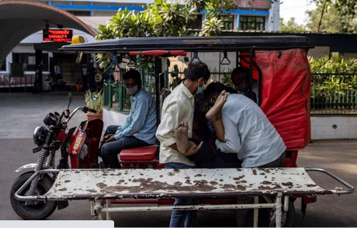 Tại New Delhi, một bệnh nhân COVID-19 được gia đình đưa đến bệnh viện bằng ba gác. Ảnh: Telegraph