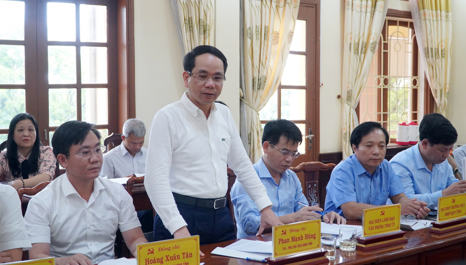 Huyện Lệ Thủy thuộc đơn vị bầu cử đại biểu Quốc hội số 2 - tỉnh Quảng Bình. Thời gian qua, các đồng chí phụ trách địa bàn huyện Lệ Thủy theo nhiệm vụ được phân công đã chủ động kiểm tra, nắm bắt tình hình triển khai công tác chuẩn bị bầu cử tại các xã, thị trấn.  Đối với bầu cử đại biểu HĐND tỉnh, huyện Lệ Thủy được chia làm 2 đơn vị bầu cử (đơn vị bầu cử số 12 và số 13, mỗi đơn vị gồm 13 xã, thị trấn). Ban bầu cử số 12 và Ban bầu cử số 13 đã ban hành Quy chế tổ chức và hoạt động, chương trình công tác, thành lập tổ giúp việc của ban và tổ chức kiểm tra để kịp thời chỉ đạo, hướng dẫn thực hiện công tác chuẩn bị bầu cử theo quy định.