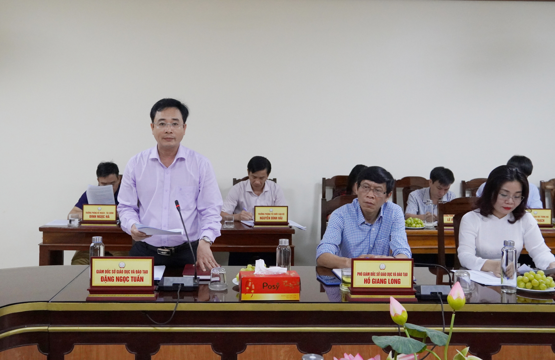 Giám đốc Sở GD-ĐT Đặng Ngọc Tuấn báo cáo kết quản hoạt động của ngành GD-ĐT trong thời gian qua.