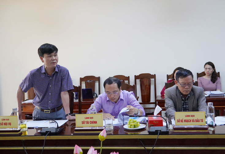  Giám đốc Sở Nội Vụ Trần Thế Vương phát biểu tại buổi làm việc.