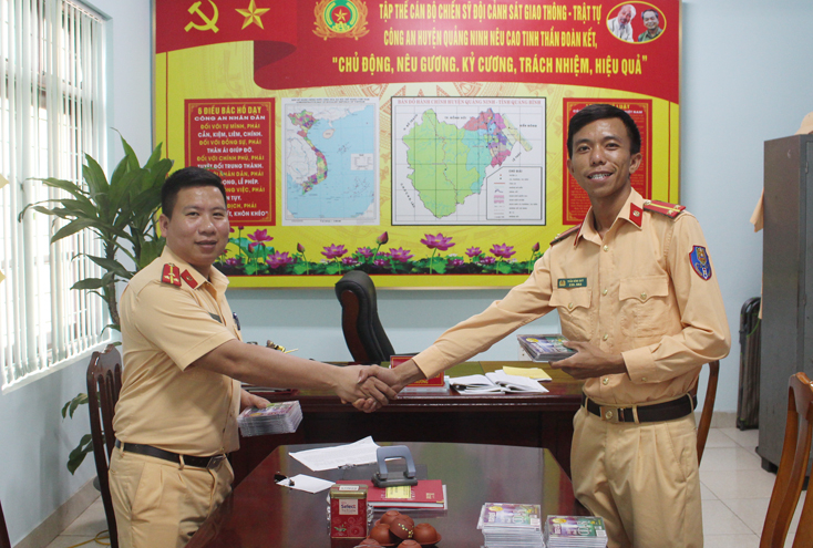  Lực lượng CSGT Công an tỉnh cấp phát đĩa CD tuyên truyền về ATGT cho địa bàn huyện Quảng Ninh.