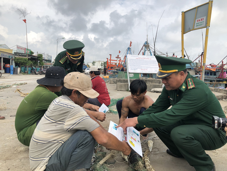 BĐBP tuyên truyền cho ngư dân về chống  