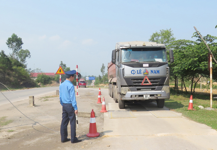 Lực lượng Thanh tra Sở GTVT tăng tần suất kiểm tra tải trọng xe tại Trạm kiểm tra tải trọng xe lưu động đặt trên tuyến Quốc lộ 12A.