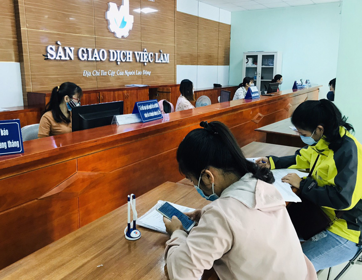 Trung tâm Dịch vụ việc làm tỉnh thực hiện công tác chi trả trợ cấp thất nghiệp và giúp người lao động quay trở lại thị trường lao động.