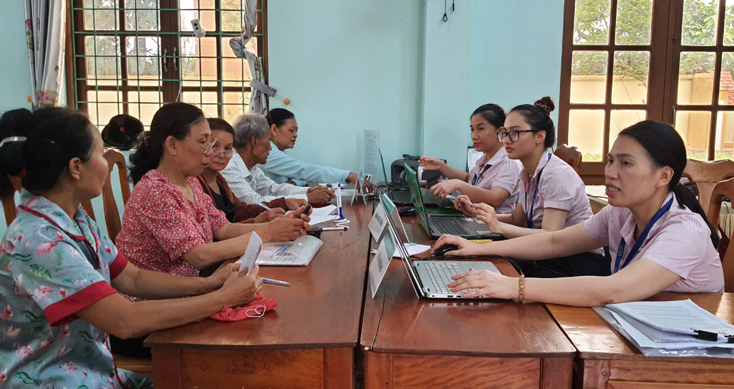 Ngân hàng CSXH thực hiện giải ngân vốn cho hộ nghèo, hộ cận nghèo để phát triển sản xuất.