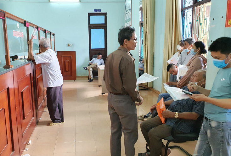 Người dân đến làm các thủ tục hành chính về lĩnh vực đất đai tại Chi nhánh Văn phòng đăng ký đất đai ở huyện Bố Trạch.