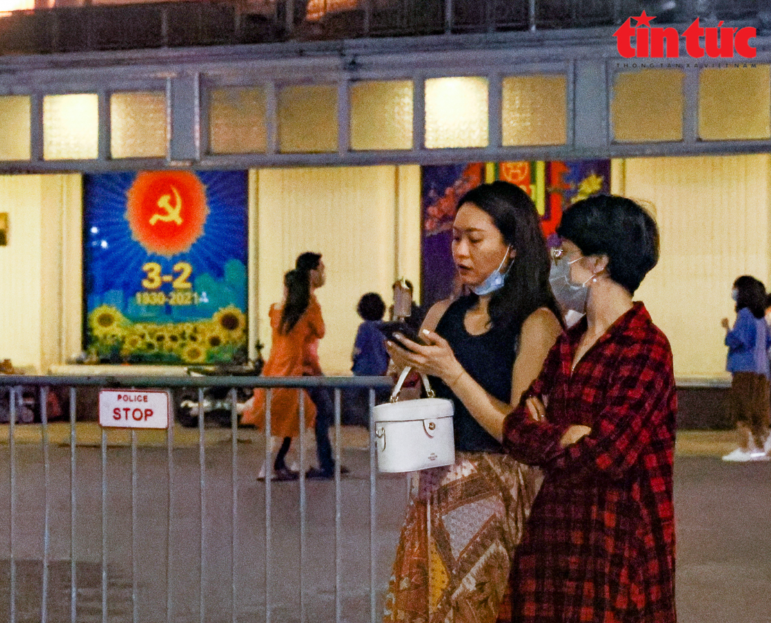 Người dân cần đeo khẩu trang khi đến nơi công cộng để phòng dịch COVID-19. Ảnh: CN