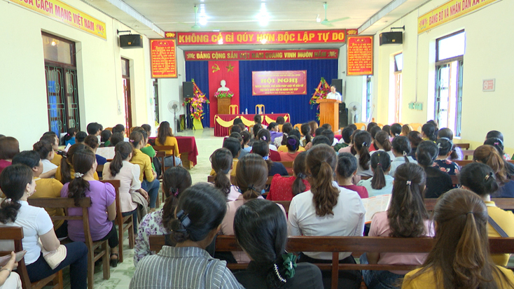 Buổi tuyên truyền thu hút đông đảo người dân tham gia.