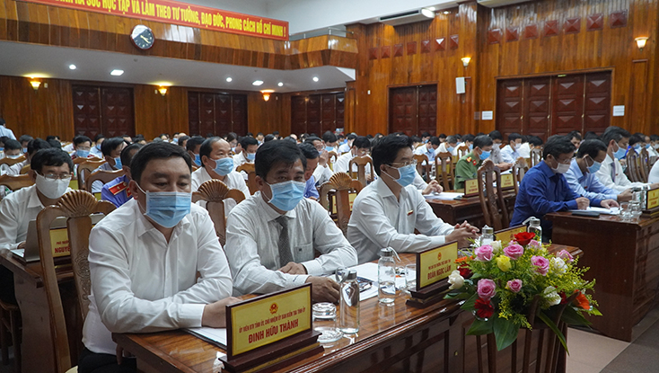 Các đại biểu dự kỳ họp.