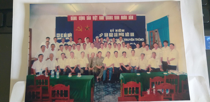 Các CCB đặc công Hải quân chụp ảnh lưu niệm trong dịp gặp mặt Ngày giải phóng miền Nam, thống nhất đất nước 30-4.