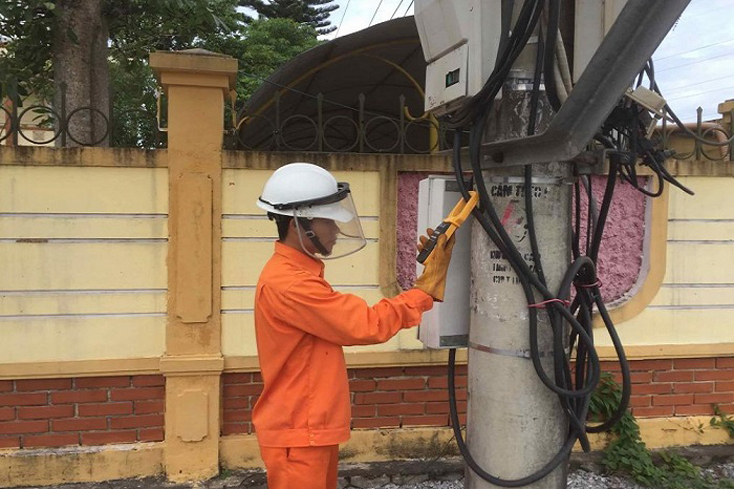 Nhân viên Tổ Kiểm tra giám sát mua bán điện, PC Quảng Bình kiểm tra hộp công tơ tổng của khách hàng.