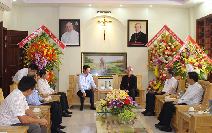  Đồng chí Hồ An Phong, Tỉnh ủy viên, Phó Chủ tịch UBND tỉnh và Giám mục Nguyễn Anh Tuấn, Giám quản Tông tòa Giáo phận Hà Tĩnh trò chuyện, chia sẻ tình hình đời sống của giáo dân, vấn đề phát triển kinh tế-xã hội của địa phương. 