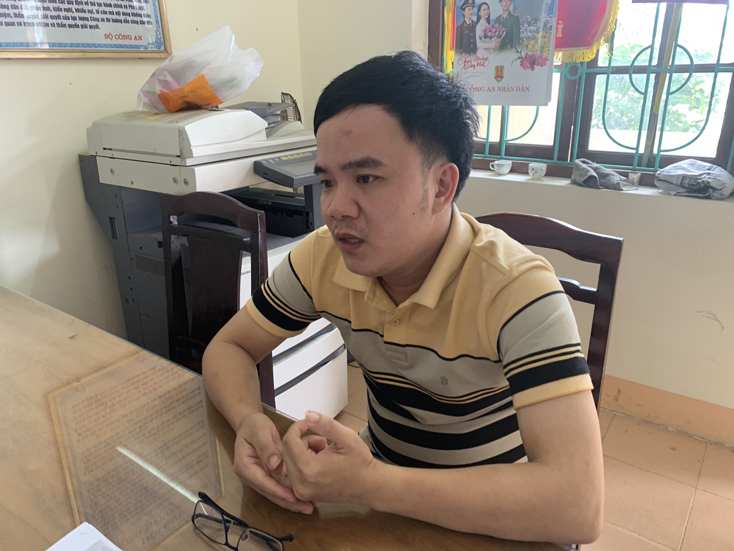 (QBĐT) - Ngày 27-4, Phòng Cảnh sát Hình sự, Công an tỉnh vừa đấu tranh thành công chuyên án và thi hành Lệnh giữ người trong trường hợp khẩn cấp đối với Nguyễn Tiến Sỹ (SN 1990, trú tại thôn Quy Hậu, xã Liên Thủy, huyện Lệ Thủy, Quảng Bình, là cán bộ Sở Tài nguyên và Môi trường tỉnh) về hành vi lừa đảo chiếm đoạt tài sản.