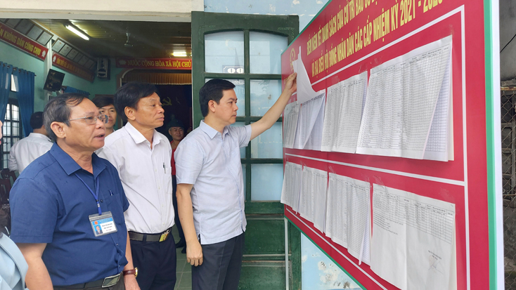 Lãnh đạo huyện Tuyên Hóa kiểm tra việc niêm yết danh sách cử tri tại thị trấn Đồng Lê.