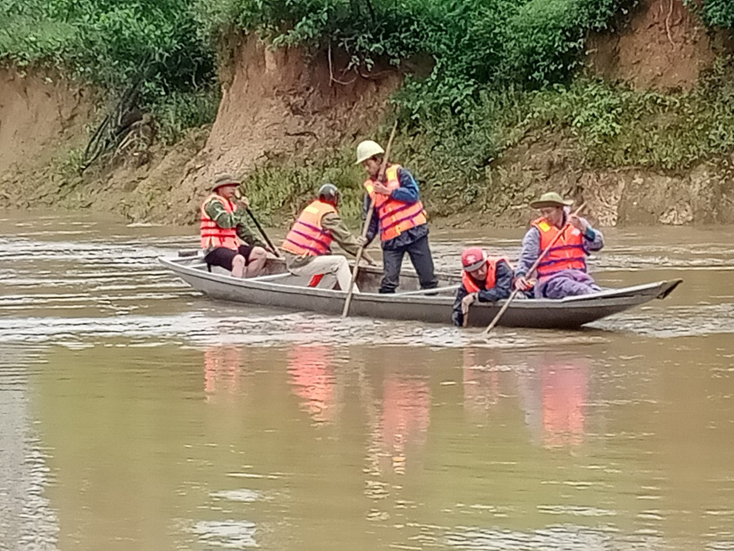 Lực lượng chức năng khẩn trương tìm kiếm nạn nhân.