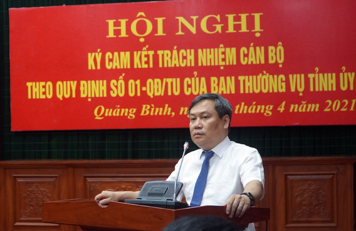 Đông chí Bí thư Tỉnh ủy Vũ Đại Thắng phát biểu giao nhiệm vụ cho các đồng chí cán bộ tham gia ký cam kết.