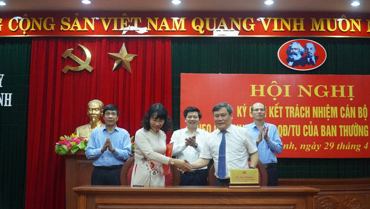 Các đồng chí cán bộ được điều động, bổ nhiệm, bầu cử tham gia ký cam kết.