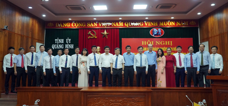 Đồng chí Bí thư Tỉnh ủy và các đồng chí lãnh đạo tỉnh chụp ảnh lưu niệm cùng cán bộ tham gia ký cam kết.