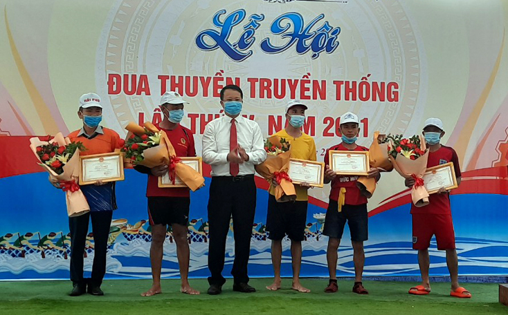 Lãnh đạo huyện Bố Trạch trao giải cho các thuyền bơi nam.