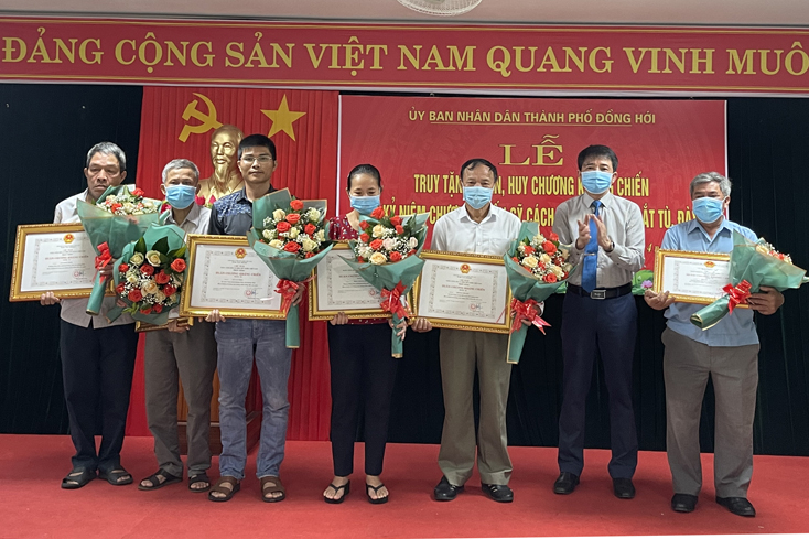 Đại diện lãnh đạo TP. Đồng Hới trao tặng Huân chương kháng chiến hạng Ba vì đã có thành tích trong trong cuộc kháng chiến chống Mỹ cứu nước cho thân nhân các gia đình có công. 