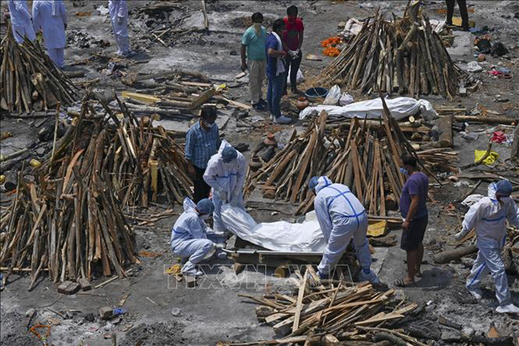 Hỏa táng thi thể bệnh nhân COVID-19 tại New Delhi, Ấn Độ ngày 27-4-2021. Ảnh: AFP/TTXVN