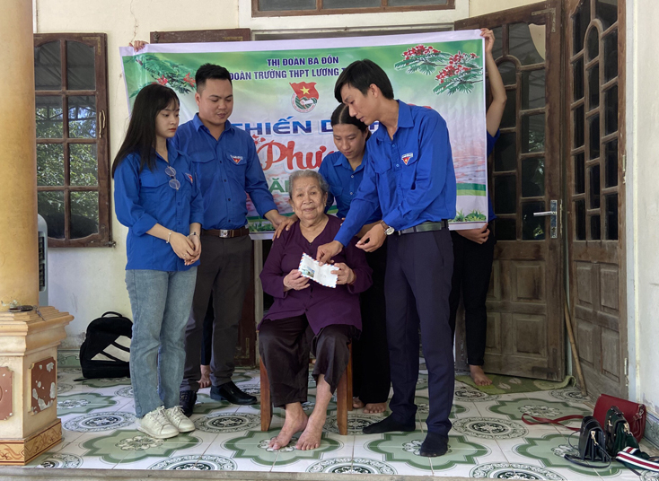 Đoàn viên thanh niên TX.Ba Đồn đến thăm mẹ Hồ Thị Đức, mẹ của liệt sỹ Trần Văn Phương. 