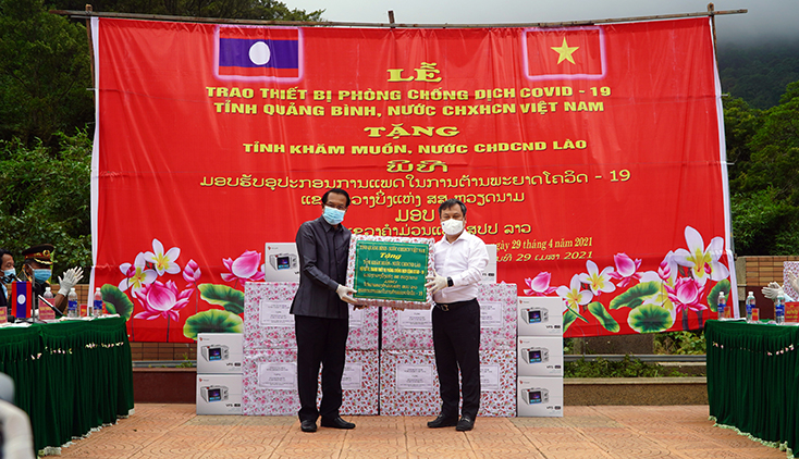 Đồng chí Bí thư Tỉnh ủy Quảng Bình Vũ Đại Thắng trao quà cho Bí thư, Tỉnh trưởng tỉnh Khăm Muộn Văn-xay Phong-sa-vẳn.