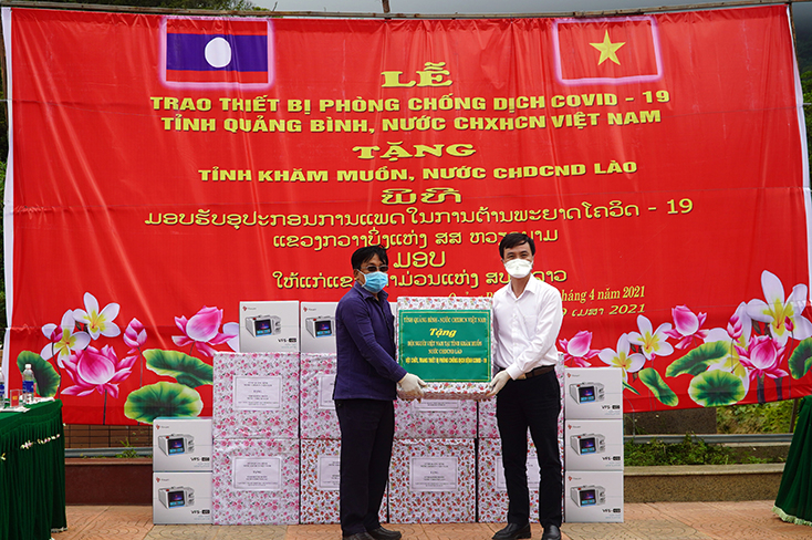 Lãnh đạo ngành Y tế tặng quà cho tỉnh Khăm Muộn.