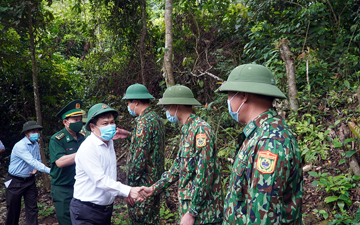 Đồng chí Bí thư Tỉnh ủy thăm chốt gác tại bản Cha Lo: Cán bộ, chiến sĩ cần nêu cao tinh thần, trách nhiệm “chống dịch như chống giặc”!