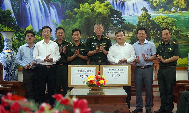Đồng chí Bí thư Tỉnh ủy và các ngành tặng quà cho cán bộ, chiến sĩ Đồn biên phòng Ra Mai.