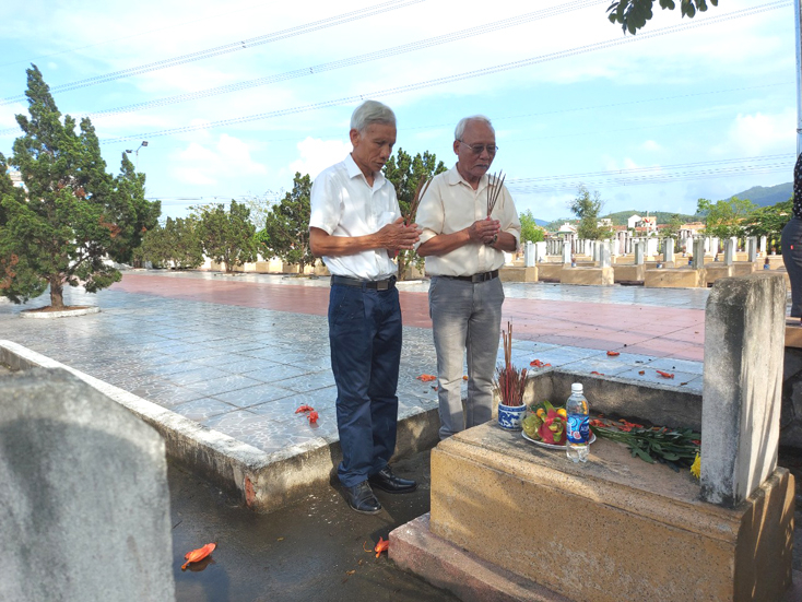 Ông Mai Trần Thành (bên trái) cùng đồng đội Sư đoàn 3 Sao Vàng đã đến viếng người thủ trưởng của mình trong ngày tháng 4 lịch sử. 