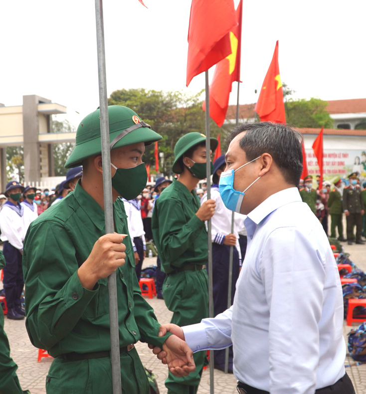 Đồng chí Bí thư Tỉnh ủy Vũ Đại Thắng động viên tân binh trước giờ nhập ngũ.