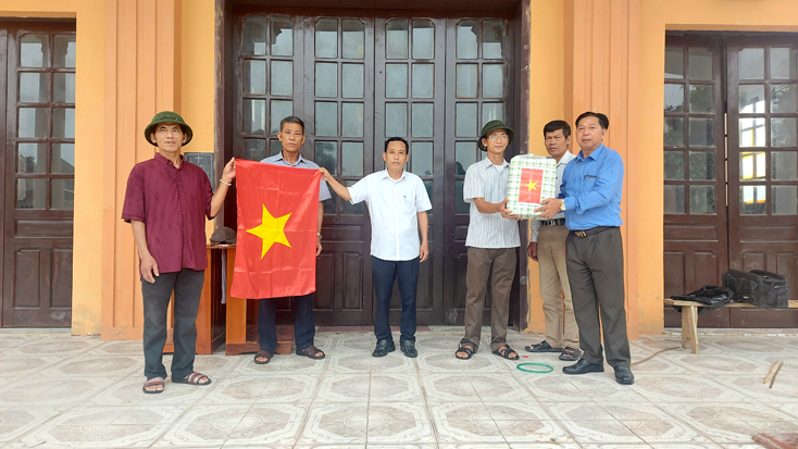Lãnh đạo Hội Luật gia huyện Tuyên Hóa và chính quyền địa phương trao tặng 100 lá cờ Tổ Quốc cho Giáo họ Kim Lan