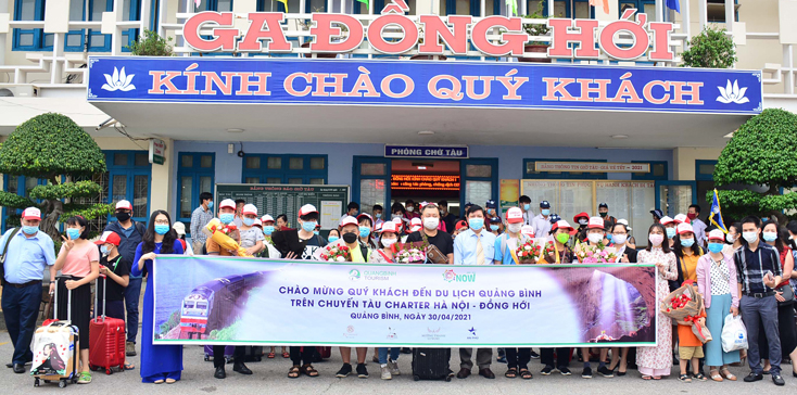 Ngành du lịch Quảng Bình chào đón du khách trên chuyến tàu Charter.