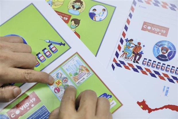 Người sưu tập tem đến mua, sử dụng bộ tem mới được phát hành. (Ảnh: Minh Quyết/TTXVN)